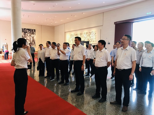 参观毛泽东同志纪念馆